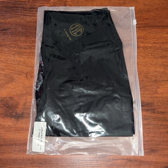 5" NEW Effortless Scrunch Shorts - Black large no front seam soft - Picture 9 of 12